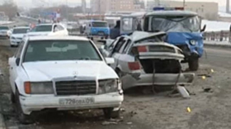 Қарағандыда полиция қызметкері мінген көлік апатқа ұшырады - новости Казахстана