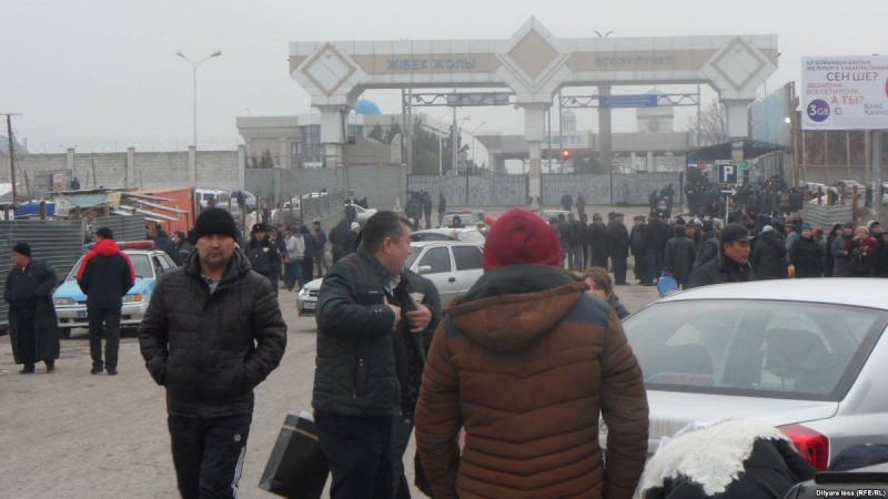 Қазақ-өзбек шекарасында 150 шақты жүк көлігі кезекте тұрғаны хабарланды