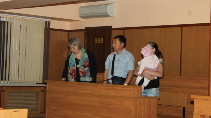 Белсенді аналарды тергеу соты балаларына байланысты шегерілді