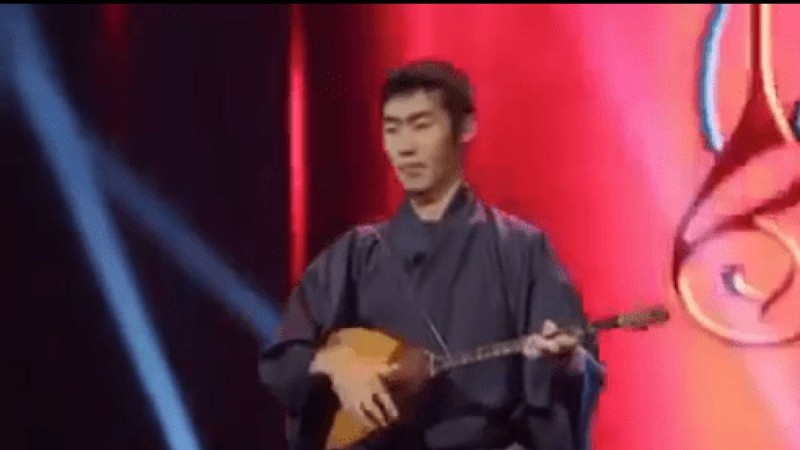 Домбырамен қазақтың әнін шырқаған жапон көпшілікті тәнті етті (ВИДЕО)