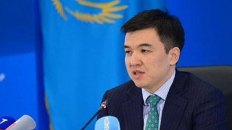 Ұлттық экономика министрі алғашқы отырысқа коммуналдық қызмет түбіртегімен келді