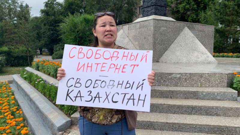 Нұр-Сұлтандық белсенді «интернет еркіндігін» талап етіп, бір адамдық пикет өткізді