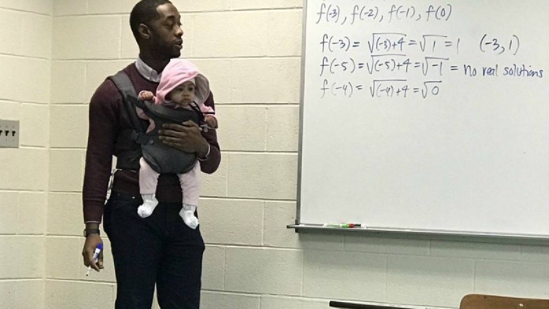 Студентінің баласын көтеріп тұрып дәріс оқыған профессор көпшілікті сүйсіндірді - Қазақстан жаңалықтары