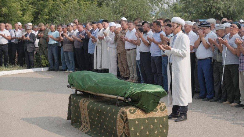 Жезқазғанда браконьерлер қолынан қаза тапқан қорықшыны жерледі