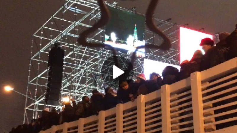 Ресейде үстінде бір топ адам тұрған көпір опырылып қалды