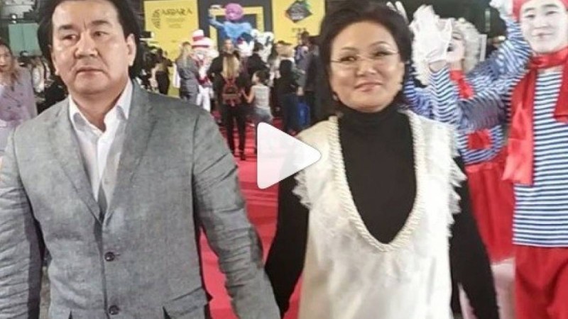 Жұбайымен қызыл кілемде қол ұстасып жүрген Дана Нұржігіт елді сүйсінтті (видео)