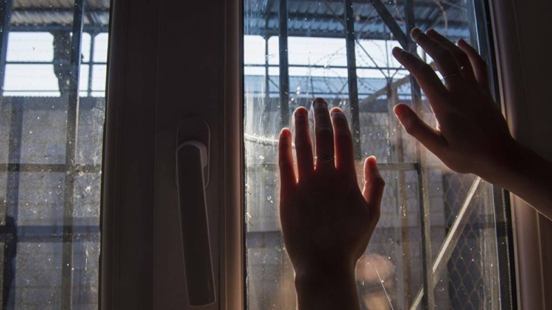 "Басына пакет кигізіп, түнімен қорлады". Ақтөбеде полицейлерге қатысты тергеу басталды