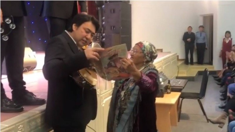 Көкшетаулық әже Мейрамбектің суреті шыққан журналды 29 жыл сақтаған (видео)