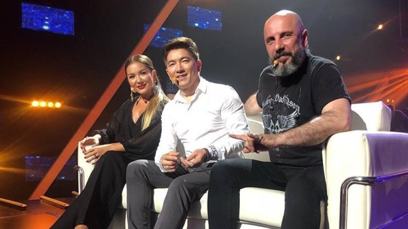 "Мақпал мені сыйламады". Сәкен Майғазиев бағдарламадан неге кетіп қалғанын түсіндірді