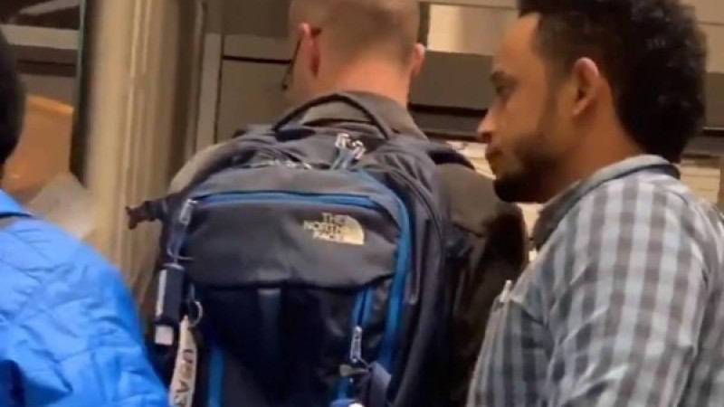 ​Әуежай қызметкерін ұрып жіберген жолаушы таспаға түсіп қалды