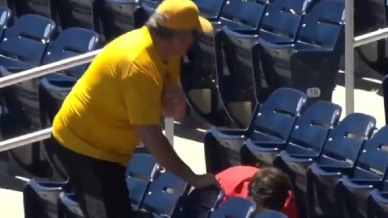 ​Баланың добын тартып алған жанкүйер сынға қалды