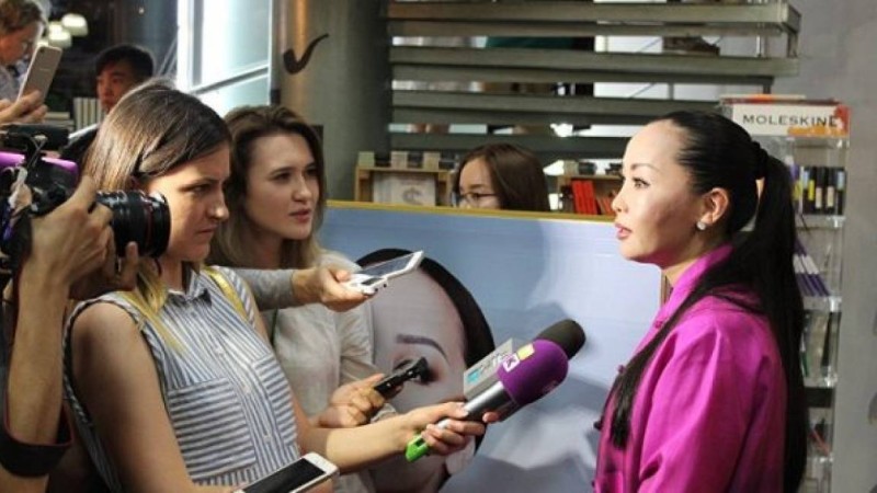 Алагөзова бірінші күйеуі жайлы: Оған тұрмысқа шығып қателік жасадым