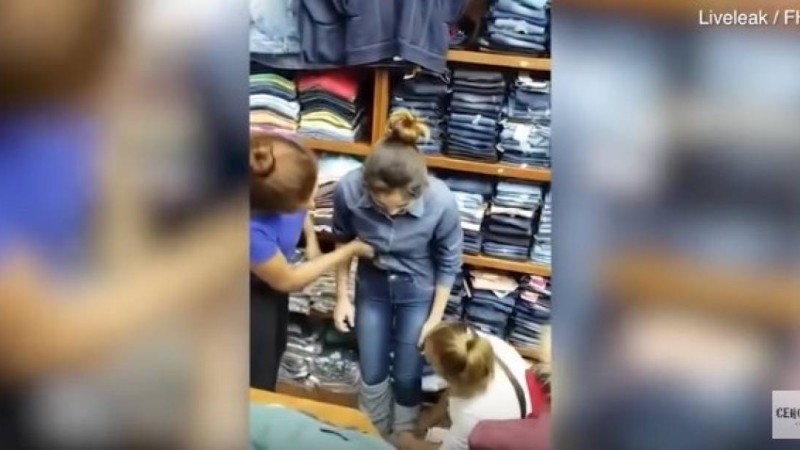 Киім ұрламақ болған бойжеткенді сатушылар аяусыз ұрып, шешіндіріп тастады (ВИДЕО)