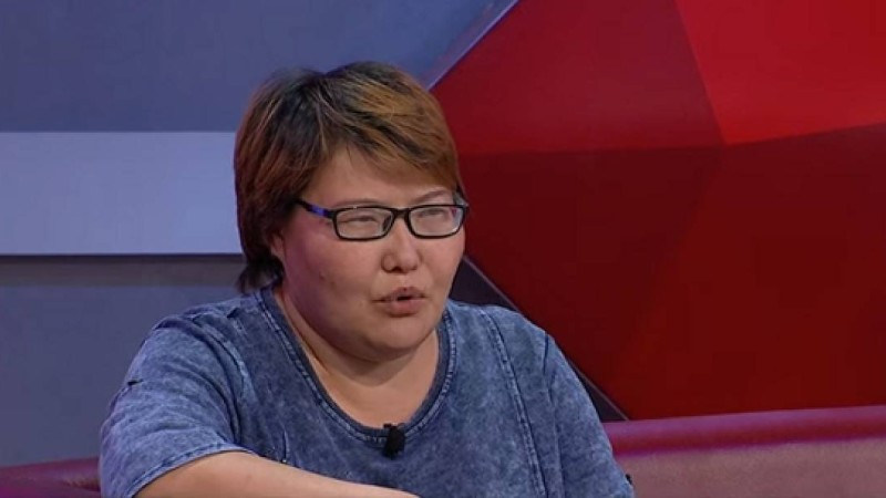 Дүйім жұрттың алдында үш баласынан бас тартқан келіншек жаға ұстатты