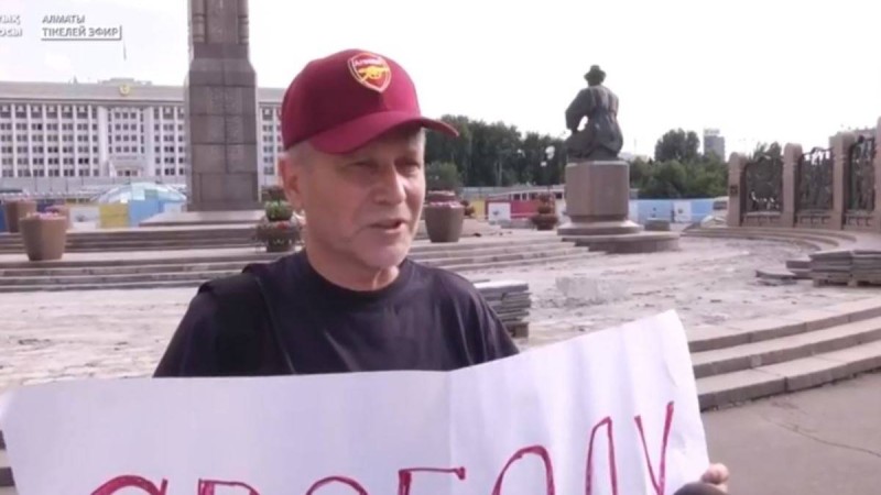 Құқық қорғаушы Жәкішевке шыққан сот шешімін айыптап, жалғыз адамдық пикет өткізді