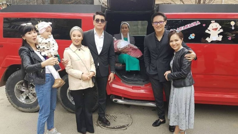 Нұрболат Абдуллин өз туған күнінде қызын перзентханадан шығарып алды (видео)
            09:23, 04 Сәуір, 2019
        
        Кішкентай Табиғатты шығарып алуға басы дауға қалған досы Әбдіжаппар Әлқожа да келді