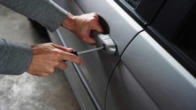 Елордалық полицейлер көліктегі заттарды тонаумен айналысқан үш адамды ұстады