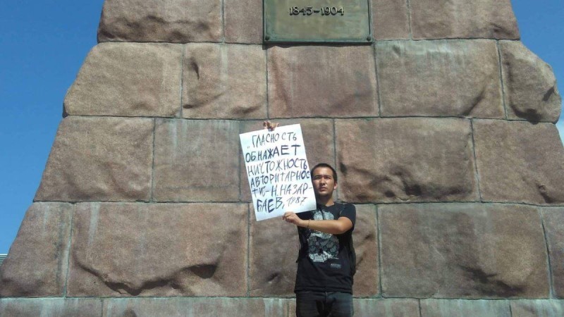 Авторитаризмді сынаған сөзді еске салған ақын акциясы