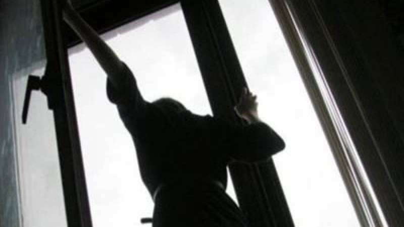 Әкімдіктегі дискотекада оқушы қыз үшінші қабаттан секіріп кеткен