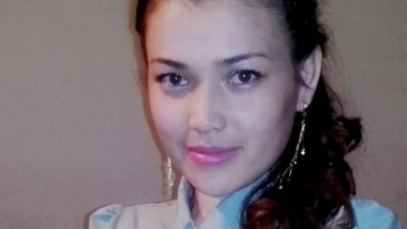 Таяқтағы ерін сүйеп тұрған қазақ әйелі үшін жыладым