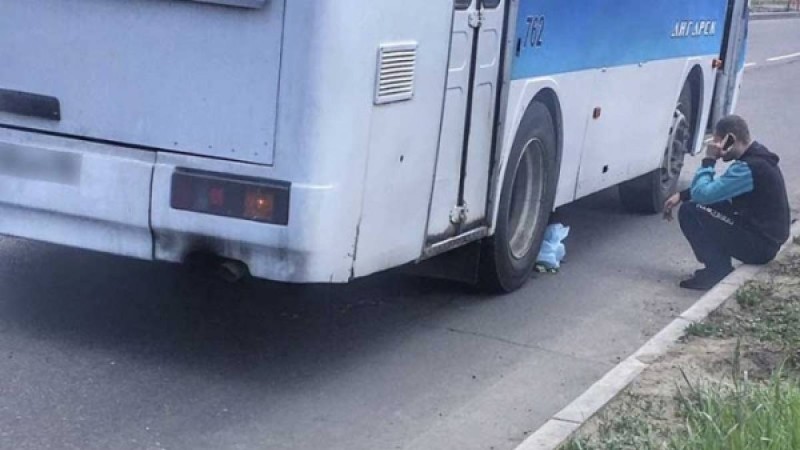 Видеошок: Төрт жасар баланы әкесінің көзінше автобус қағып мерт қылған