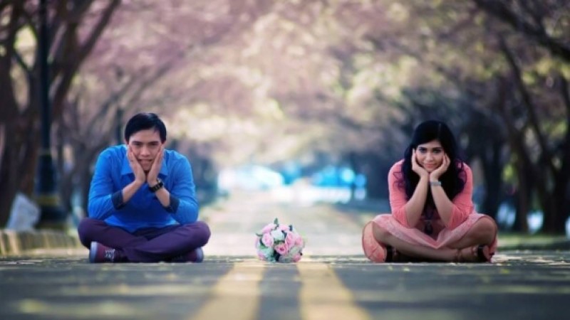 Қоғамдық орында құшақтасқан ғашықтарға алаңда дүре соғылды