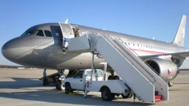 Премьер-министрдің оққағары ұшаққа оқ атқан