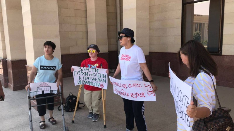 Шымкентте мүгедектер биліктен баспана мәселесін шешуді талап етті