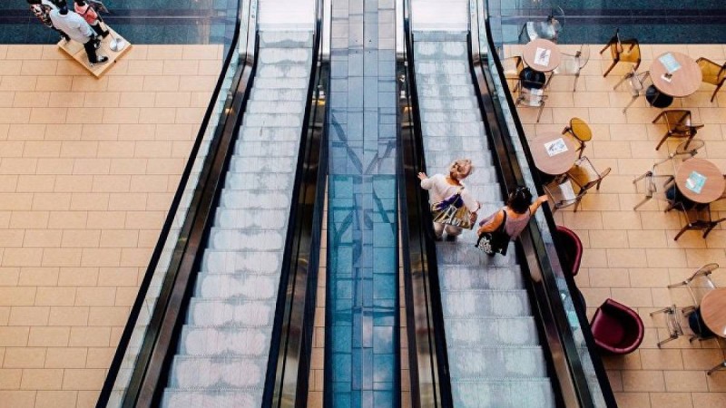 Қырсық әйел бұзылған эскалаторға мінемін деп аяғынан айырылды – видео  