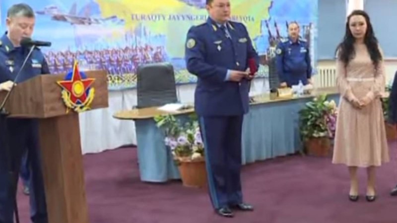 Елордада суға батып бара жатқан қызды құтқарамын деп мерт болған сержант марапатталды