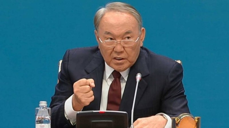 Назарбаев ҚР Парламенті Мәжілісінің отырысына қатысуда