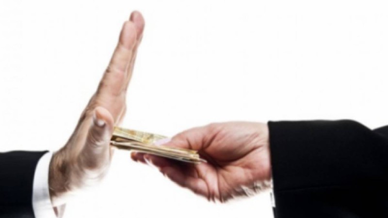 Таразда ҰҚК офицеріне пара берген адам ұсталды