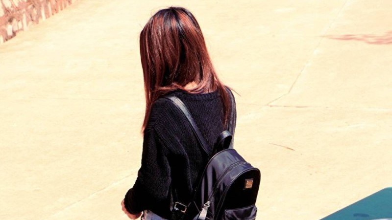 Жас қыз ұрыны аяғымен қысып, тырп еткізбей ұстап жатты – видео