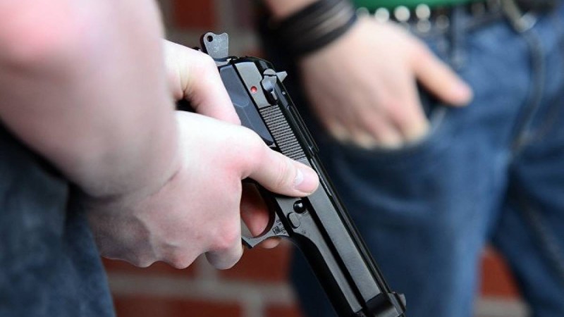 екі жігіт ойыншық тапаншамен кеңселерді тонаған