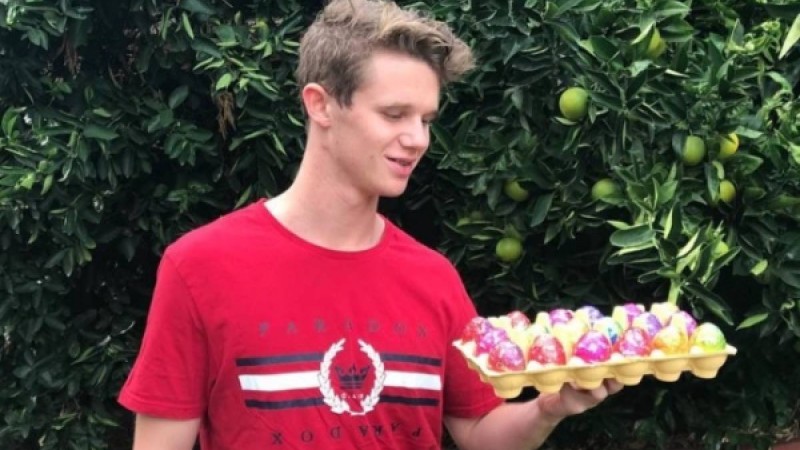 Видеошок: Саясаткердің басына жұмыртқа жарған жігіт байып кеткен