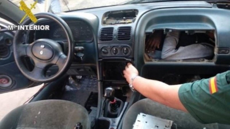 Шекарашылар машинаның қобдишасынан ер адамды тауып алған