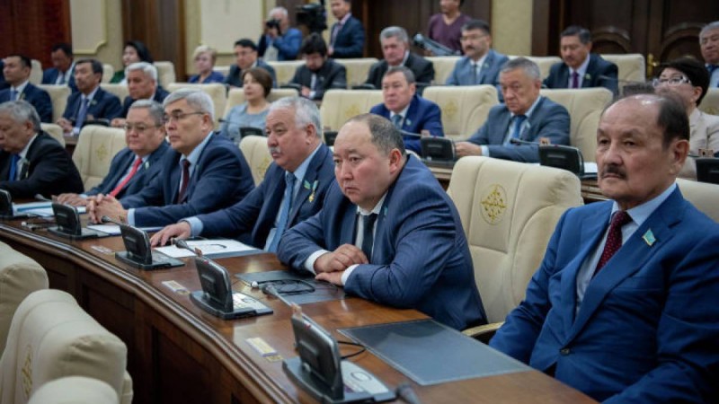 Депутаттардың демалысын қысқарту мәселесі көтерілді