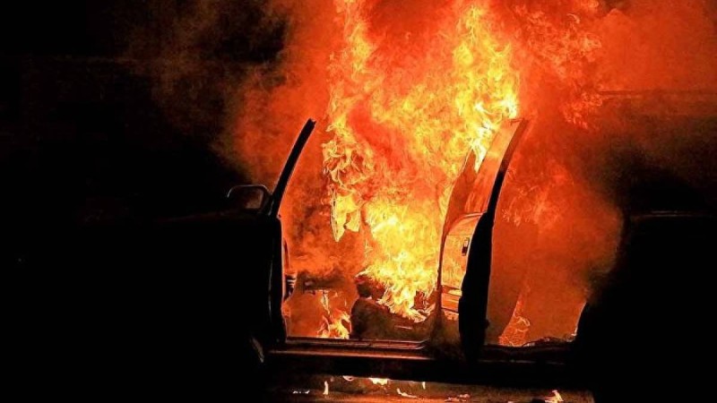 Атырауда ер адам жүріп бара жатқан көлікте тірідей өртеніп кетті