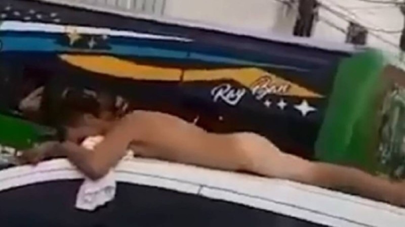 ​Әйелі көзіне шөп салған күйеуін көшеде жалаңаш сүйреткен