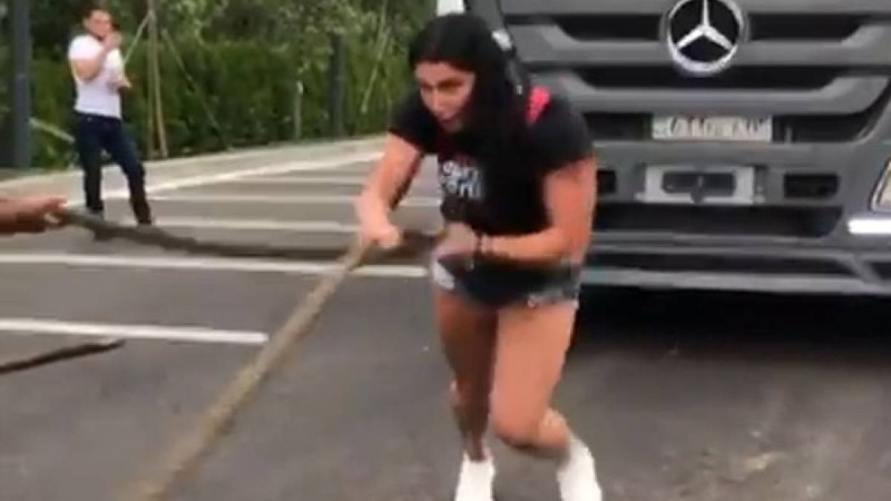 Дарья Нестерова 17 тонналық көлікті сүйреді