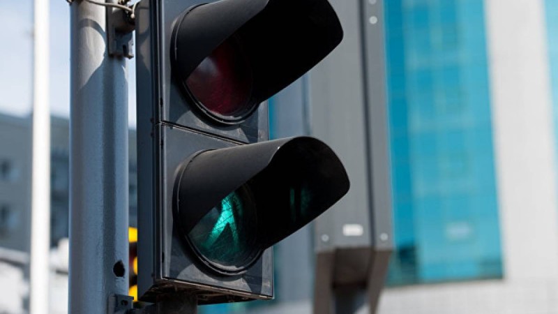 Алматыда бағдаршамдар ауыстырылып жатыр: әкімдік түсініктеме берді