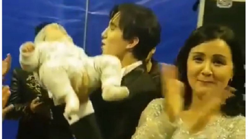 Димаш Құдайберген қазақтың ырымын жасады