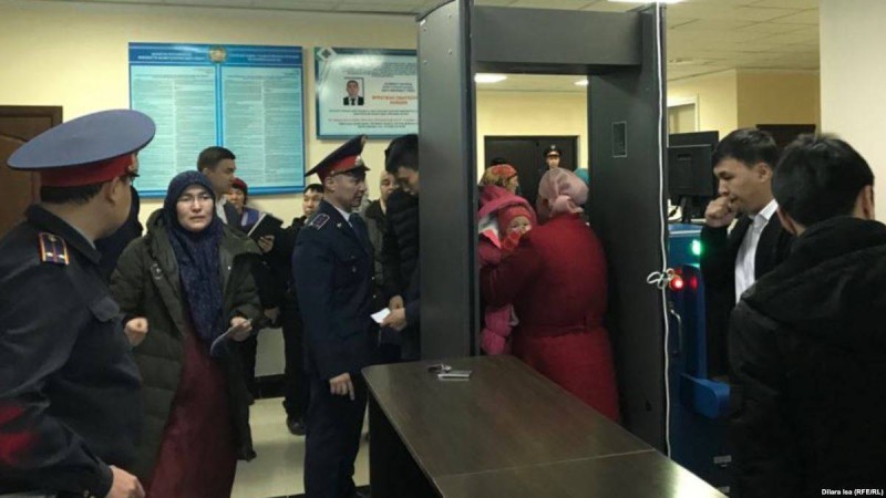 Шымкентте көп балалы аналар қала әкімімен кездесуді талап етіп жатыр