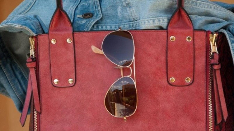 ​Келіншек сатып алған сөмкесінің ішінен өлі балық тауып алған