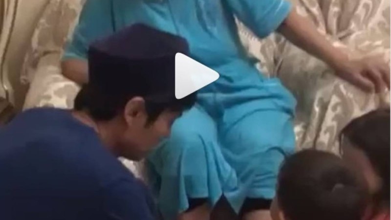 Анасының аяғын сүйген Ердос Қанаев елдің көзіне жас келтірді (видео)