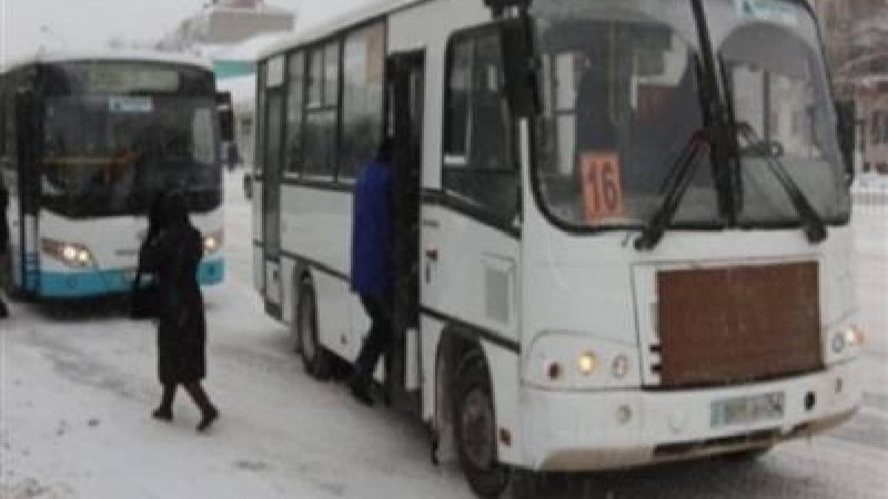 Ақтөбеде оқушы автобустан құлап, қолын сындырған