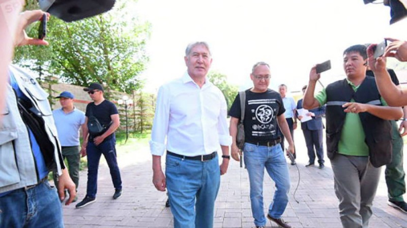 Полицейлер Атамбаевтың үйіне кіре алмады