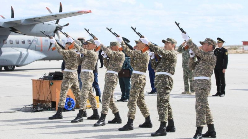 Тікұшақ апатынан қаза тапқан әскерилердің отбасына бес жылдық жалақы төленеді