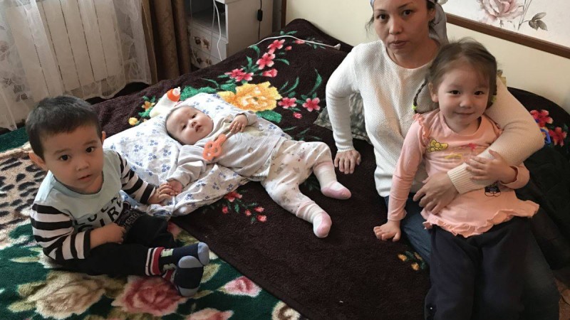 Азаттық жазған теміртаулық анаға билік пен белсенділер көмек көрсетті