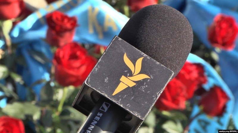 Азаттық тілшілеріне белгісіз біреулер шабуыл жасады